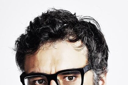 A headshot of Jemaine Clement.