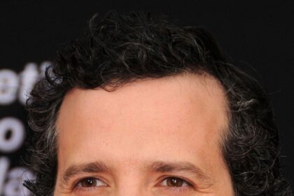 A headshot of Bret McKenzie.