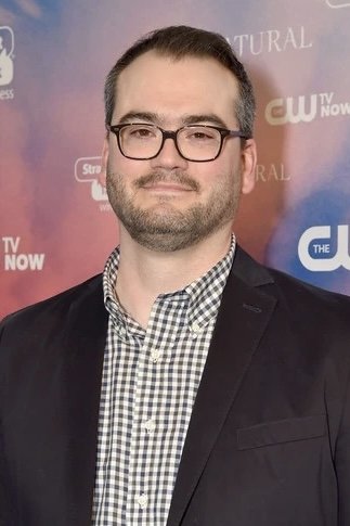 A headshot of Robbie Thompson.