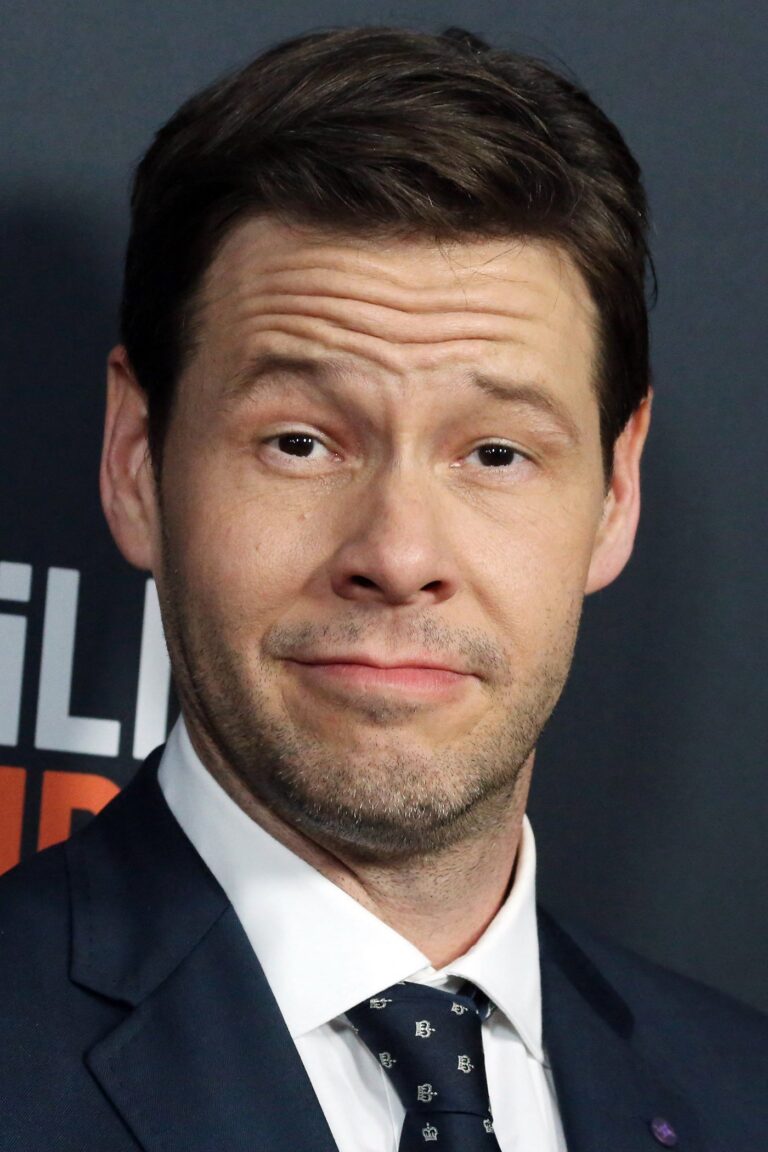 Official headshot photo of person: Ike Barinholtz.