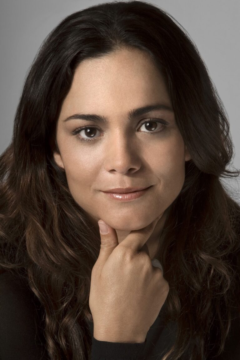 Official headshot photo of person: Alice Braga.